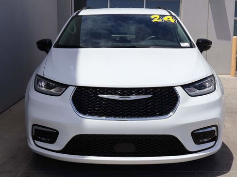Used 2024 Chrysler Pacifica Touring-L FWD image 5