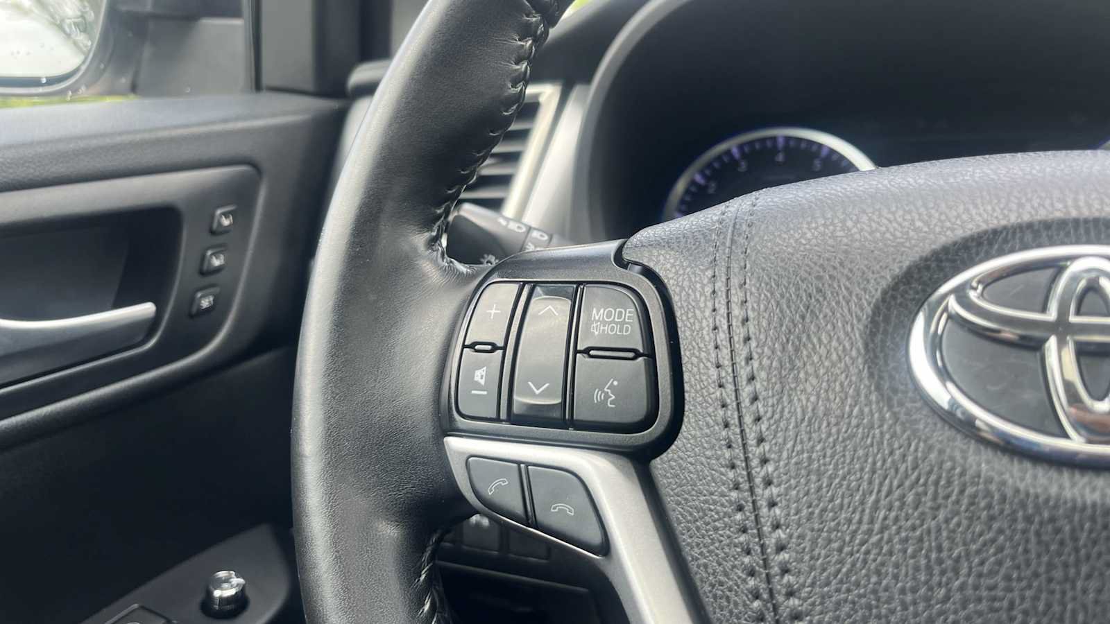 Used 2019 Toyota Highlander Limited AWD/4WD image 40