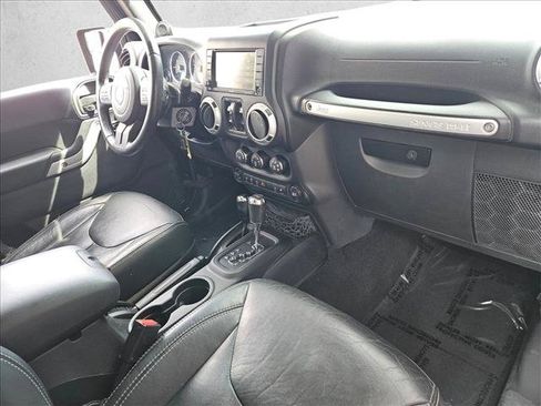 Used 2014 Jeep Wrangler Unlimited Sahara w/ Connectivity Group AWD/4WD image 20