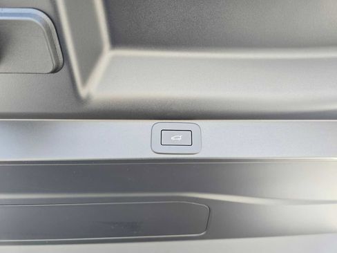 Used 2025 Land Rover Range Rover SV image 21