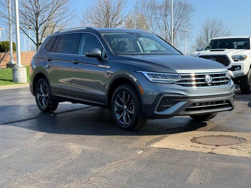 Certified 2023 Volkswagen Tiguan SE image 3