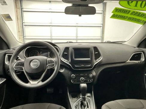 Used 2019 Jeep Cherokee Latitude w/ Popular Appearance Group image 3