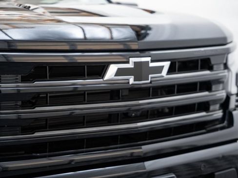 Used 2025 Chevrolet Silverado 1500 High Country w/ Midnight Edition AWD/4WD image 11