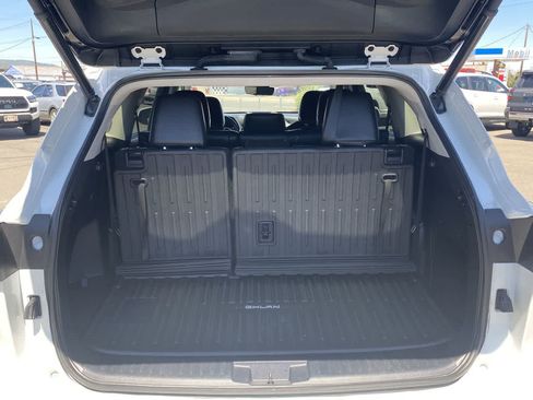 Used 2021 Toyota Highlander XLE AWD/4WD image 25