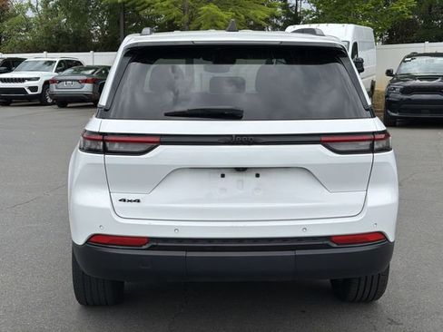 Used 2023 Jeep Grand Cherokee Altitude AWD/4WD image 12