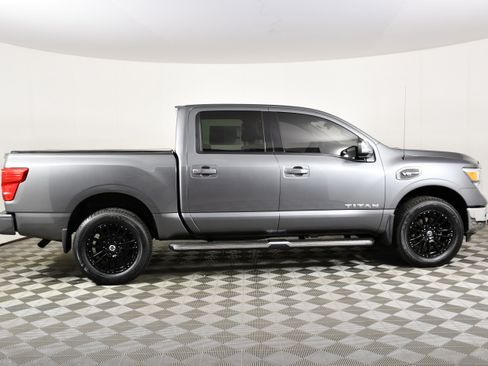 Used 2017 Nissan Titan SL AWD/4WD image 5