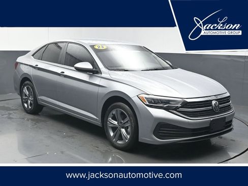 Used 2023 Volkswagen Jetta SE image 1