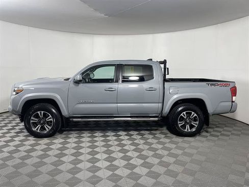 Used 2019 Toyota Tacoma TRD Sport w/ Technology Package AWD/4WD image 4
