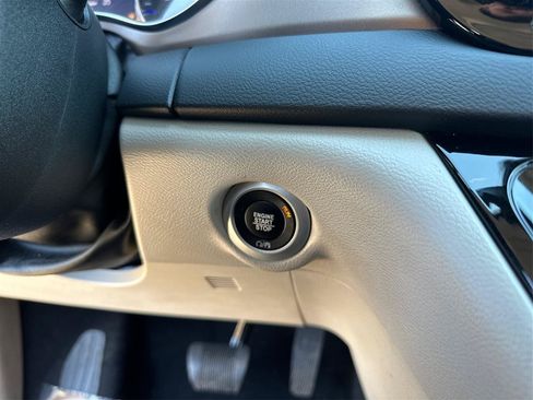 Used 2017 Chrysler Pacifica Touring-L Plus FWD image 35