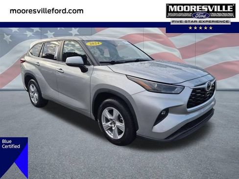Used 2024 Toyota Highlander LE FWD image 1