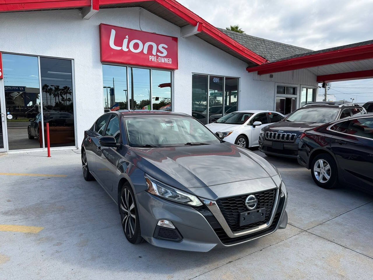 Used 2021 Nissan Altima 2.5 SR FWD image 2