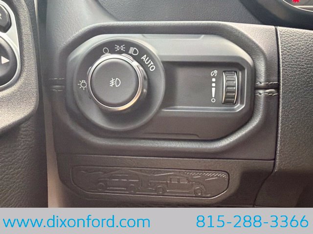 Used 2025 Jeep Wrangler Unlimited Sahara AWD/4WD image 19