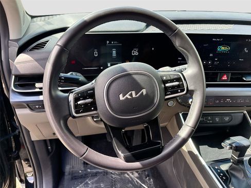 Used 2025 Kia Carnival FWD image 11