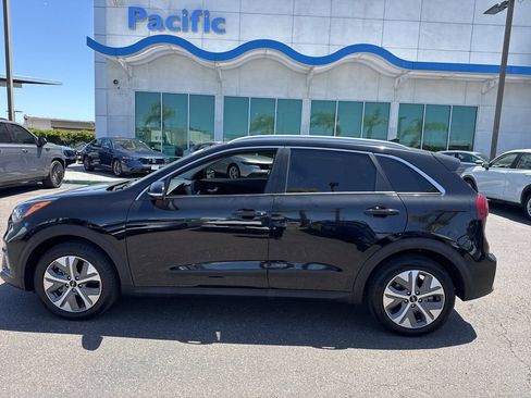 Used 2022 Kia Niro EX image 2