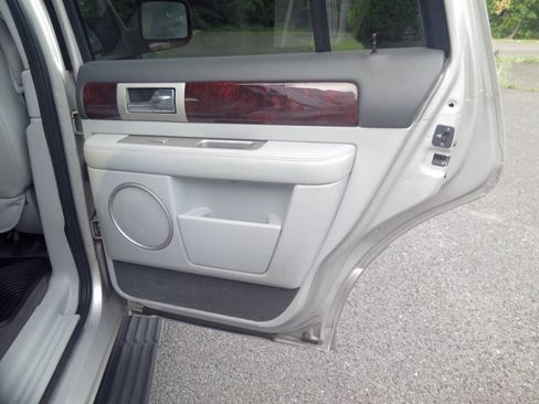 Used 2004 Lincoln Navigator Luxury AWD/4WD image 10
