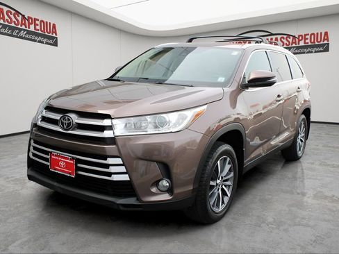 Used 2019 Toyota Highlander XLE image 1