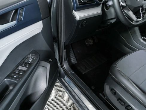 Certified 2024 Volkswagen Taos SE FWD image 10