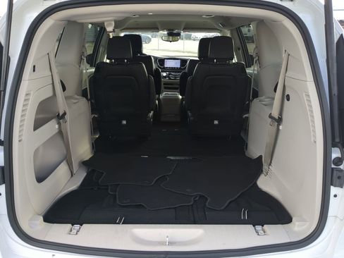 Used 2023 Chrysler Pacifica Touring-L image 28