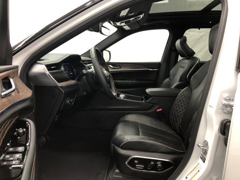 Certified 2025 Jeep Grand Cherokee Summit w/ Luxury Tech Group V image 15