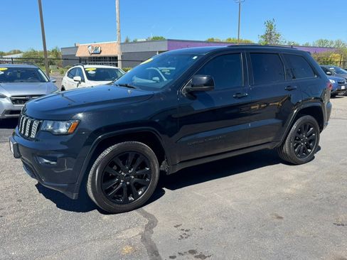 Used 2017 Jeep Grand Cherokee Altitude AWD/4WD image 15