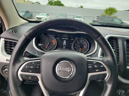 Used 2016 Jeep Cherokee Trailhawk w/ Comfort/Convenience Group AWD/4WD image 21