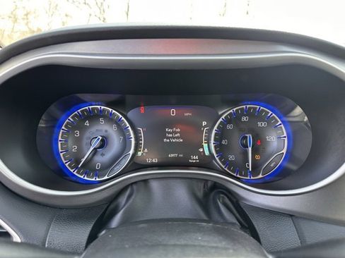 Used 2024 Chrysler Pacifica Touring-L image 18