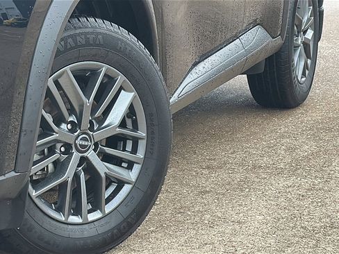 Used 2023 Nissan Rogue S image 3