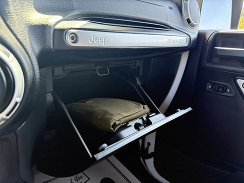Used 2015 Jeep Wrangler Unlimited Sahara w/ Connectivity Group image 42