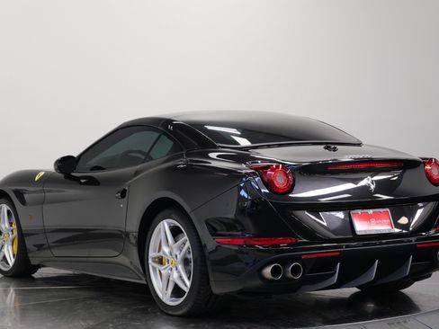 Used 2015 Ferrari California T RWD image 7
