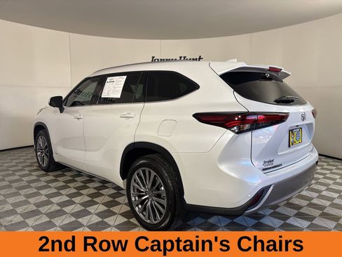 Used 2025 Toyota Highlander XLE image 7