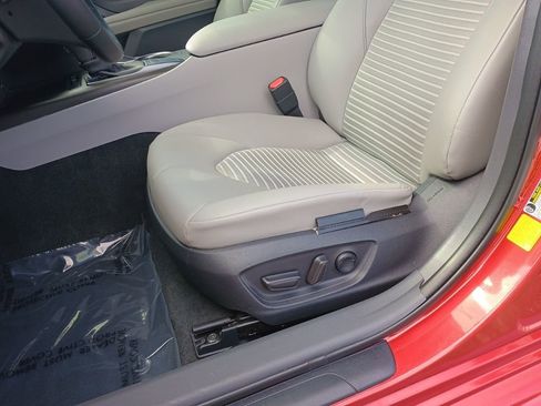 Used 2022 Toyota Camry SE w/ Convenience Package image 13