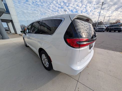 New 2026 Chrysler Pacifica Select image 6