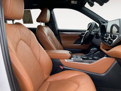 Used 2023 Toyota Highlander Platinum image 14