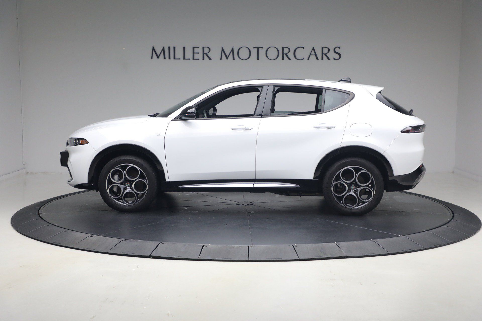 Used 2024 Alfa Romeo Tonale Ti w/ Premium Interior Package AWD/4WD image 2