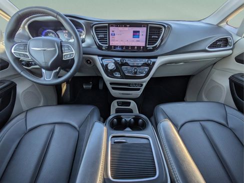 Used 2024 Chrysler Pacifica Touring-L image 31