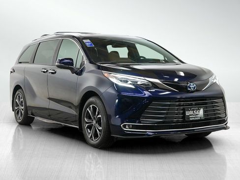 Used 2025 Toyota Sienna Platinum image 7