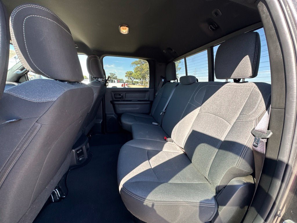 Used 2024 RAM 3500 Tradesman w/ Chrome Appearance Group AWD/4WD image 17