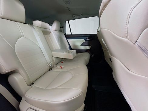 Used 2022 Toyota Highlander XLE AWD/4WD image 31