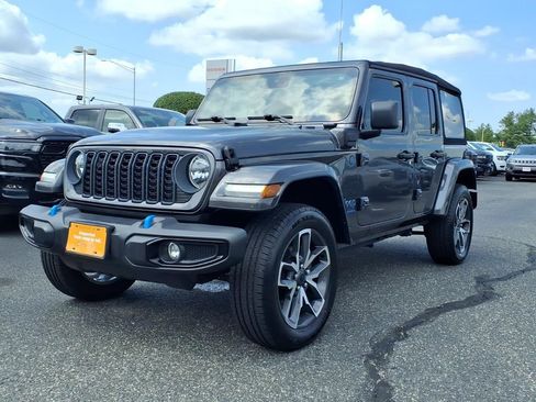 Used 2024 Jeep Wrangler Unlimited w/ Convenience Group AWD/4WD image 3