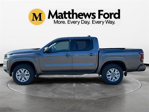 Used 2022 Nissan Frontier SV image 2