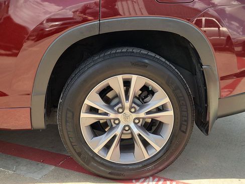 Used 2015 Toyota Highlander XLE AWD/4WD image 32