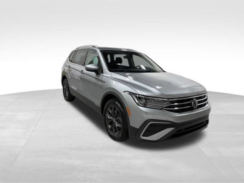 Certified 2022 Volkswagen Tiguan SE w/ Panoramic Sunroof Package AWD/4WD image 8