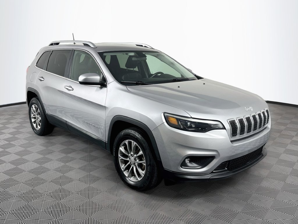 Used 2019 Jeep Cherokee Latitude Plus w/ Cold Weather Group AWD/4WD image 1