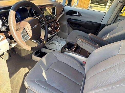 Used 2020 Chrysler Pacifica Touring w/ Advanced Safetytec Group FWD image 9