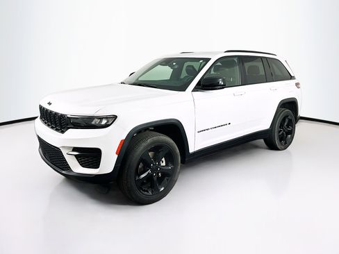 Used 2023 Jeep Grand Cherokee Altitude image 3