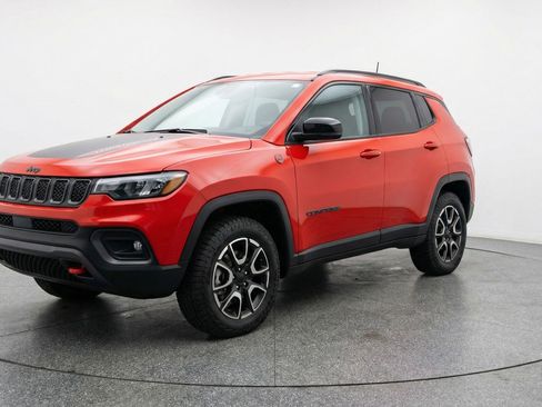 Used 2025 Jeep Compass Trailhawk AWD/4WD image 3