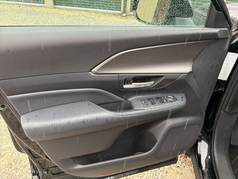 Used 2025 Toyota Grand Highlander AWD image 13