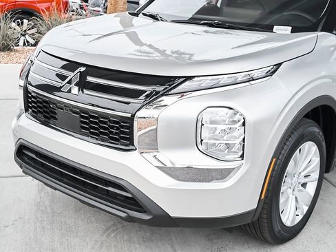 New 2026 Mitsubishi Outlander ES image 5