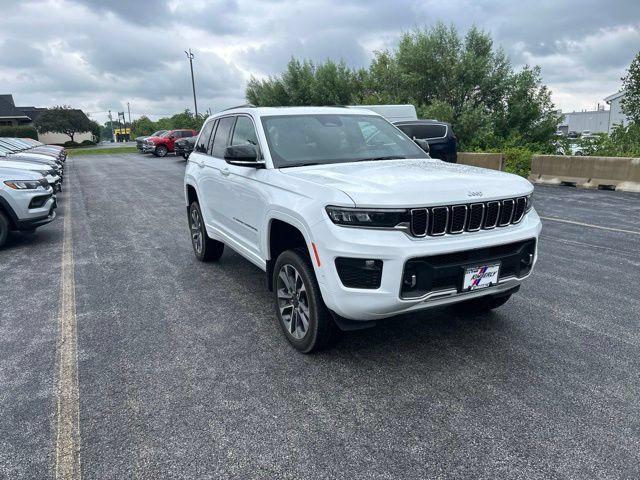 Used 2025 Jeep Grand Cherokee Overland w/ MOPAR Finishing Package AWD/4WD image 2