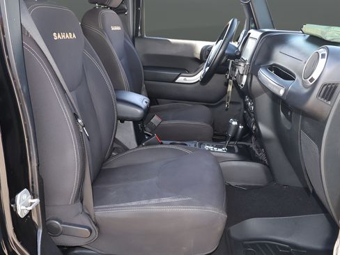Used 2015 Jeep Wrangler Unlimited Sahara w/ Connectivity Group AWD/4WD image 20